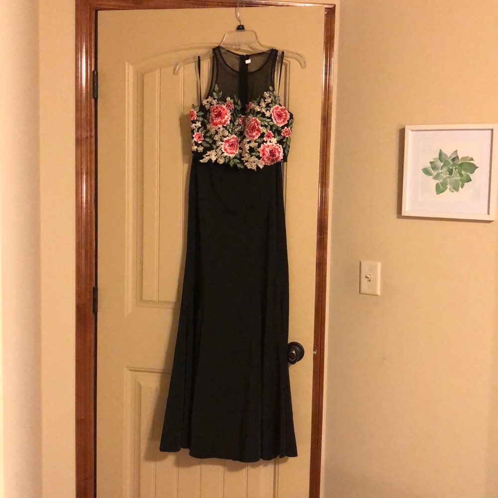 1 short dress, 1 two piece floor length, worn once - Picture 3 of 4